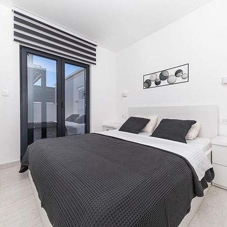 Luxury Apartment Pia With Swimming Pool And Grill 트로기르 외부 사진