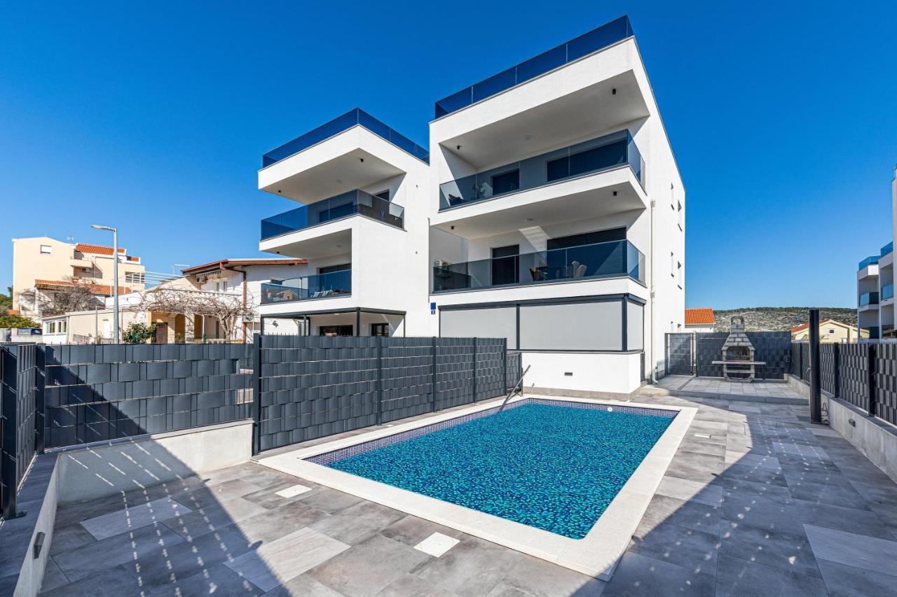 Luxury Apartment Pia With Swimming Pool And Grill 트로기르 외부 사진