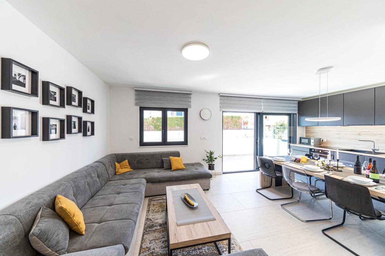Luxury Apartment Pia With Swimming Pool And Grill 트로기르 외부 사진
