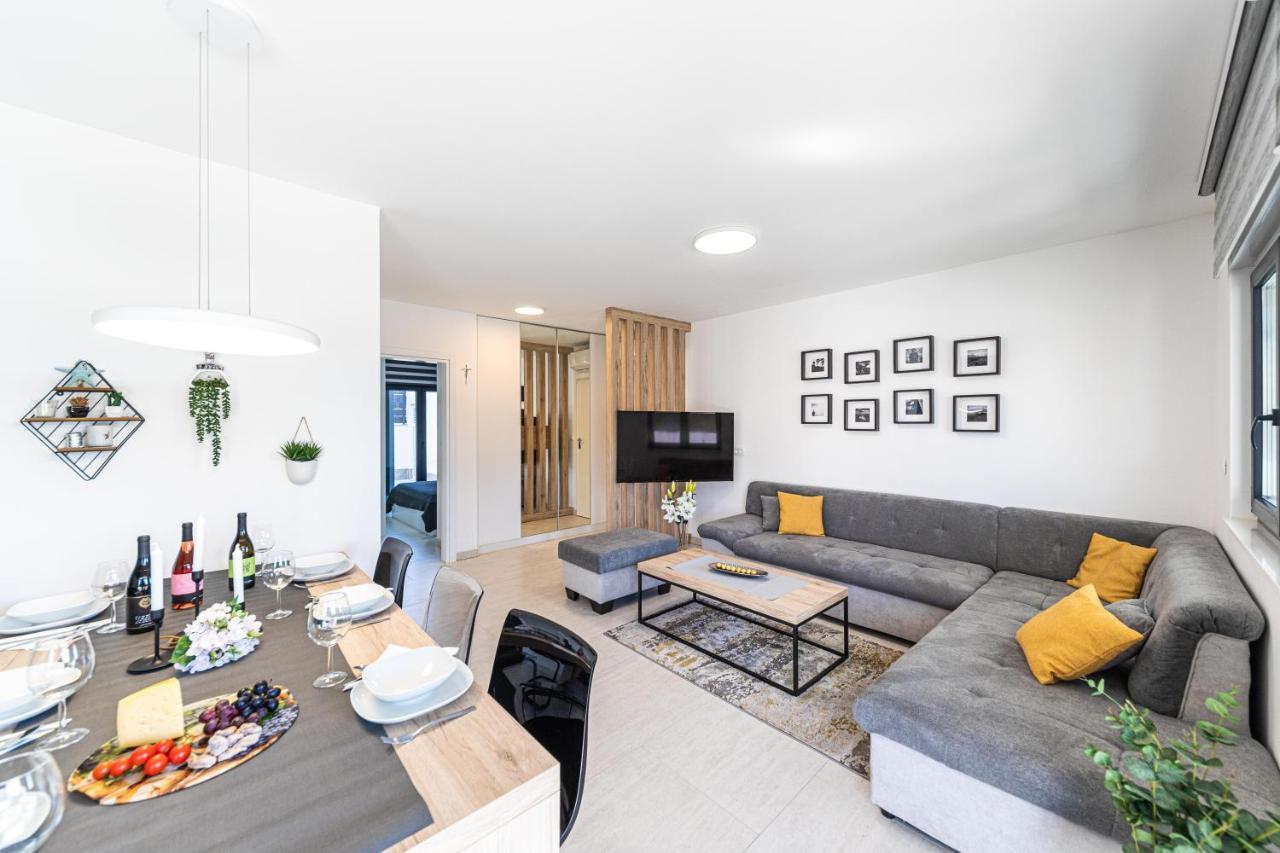Luxury Apartment Pia With Swimming Pool And Grill 트로기르 외부 사진