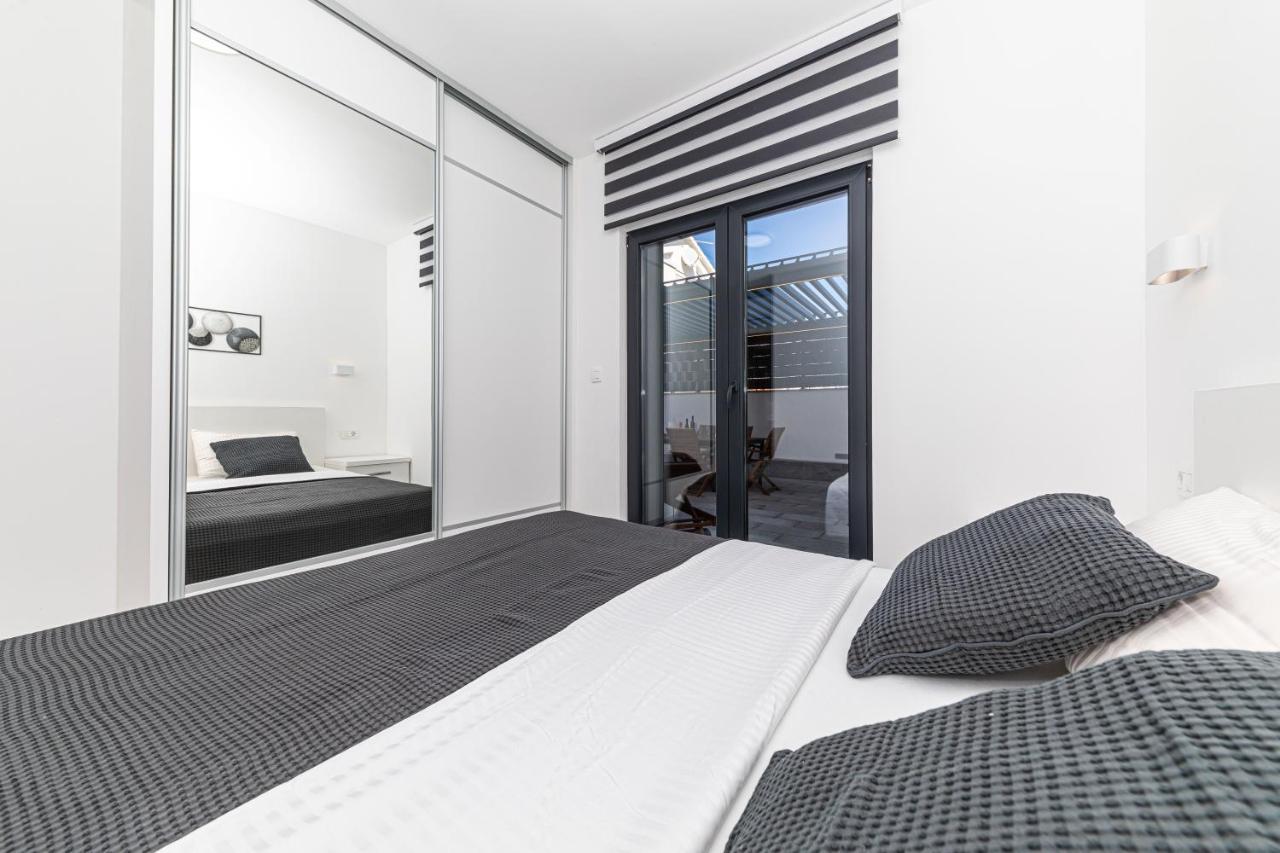 Luxury Apartment Pia With Swimming Pool And Grill 트로기르 외부 사진