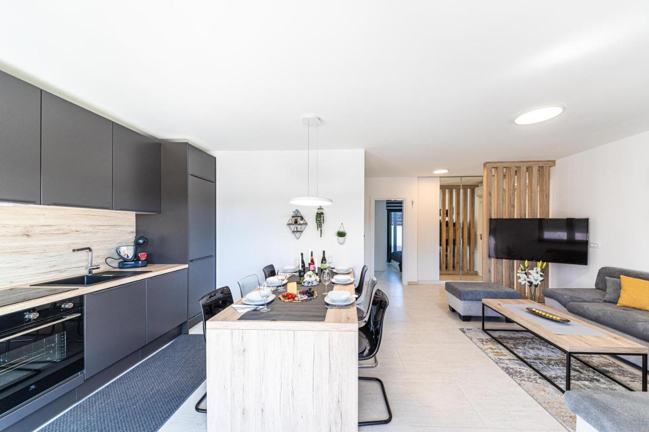 Luxury Apartment Pia With Swimming Pool And Grill 트로기르 외부 사진