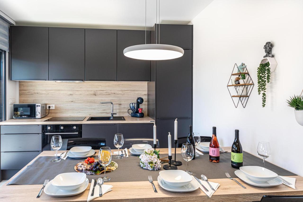 Luxury Apartment Pia With Swimming Pool And Grill 트로기르 외부 사진